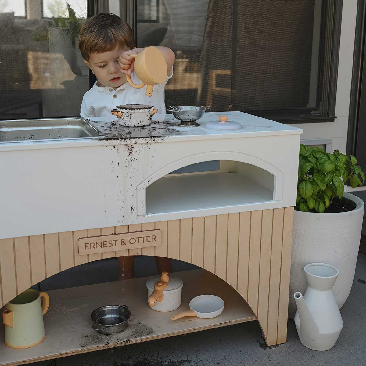 Ernest & Otter mud kitchen action